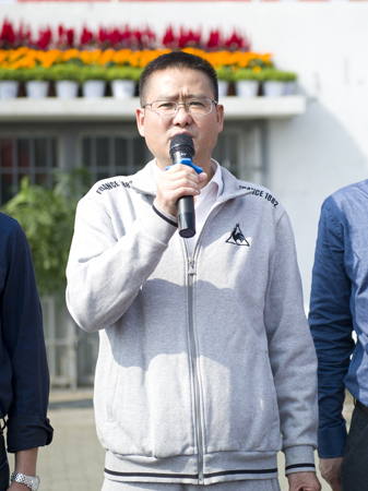 何慧刚宣布闭幕