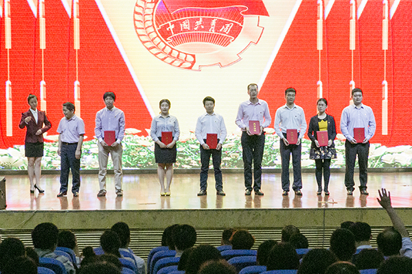 "五四"表彰暨第六届经院学子奖颁奖大会举行