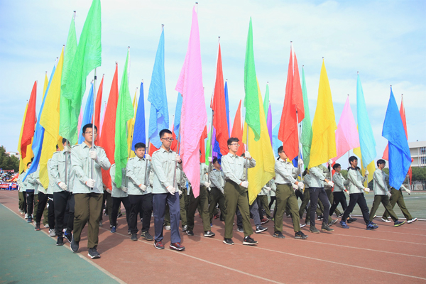 彩旗队挥舞着五颜六色的旗帜,青春洋溢.